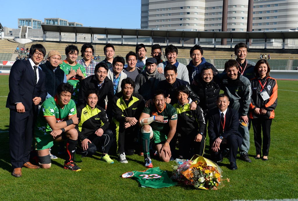 トヨタ、日本代表で活躍した遠藤幸佑（前列中央）が引退。最後の勇姿見守った仲間と（撮影：早浪章弘）